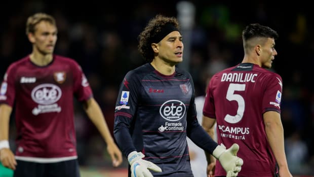 Guillermo Ochoa con el Salernitana en duelo de la Serie A